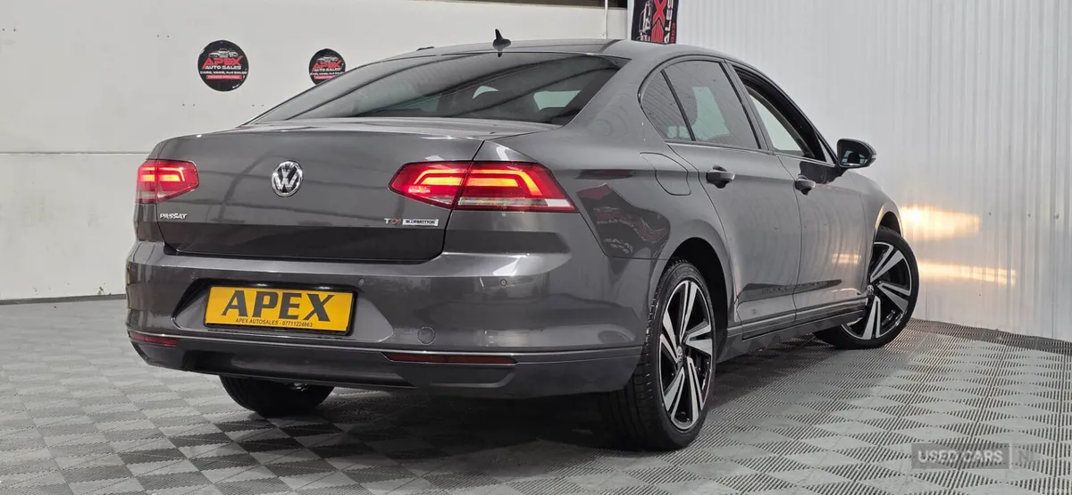 Volkswagen Passat DIESEL SALOON - Image 3