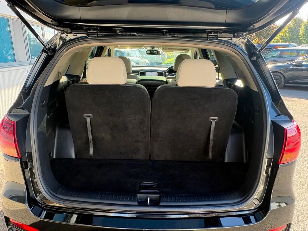 Kia Sorento 7 Seats / 4 Wheel Drive / Glass roof - Image 4