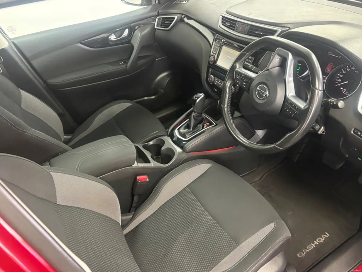 Nissan Qashqai 1.2 SV CVT 18 4DR AUTO - Image 6
