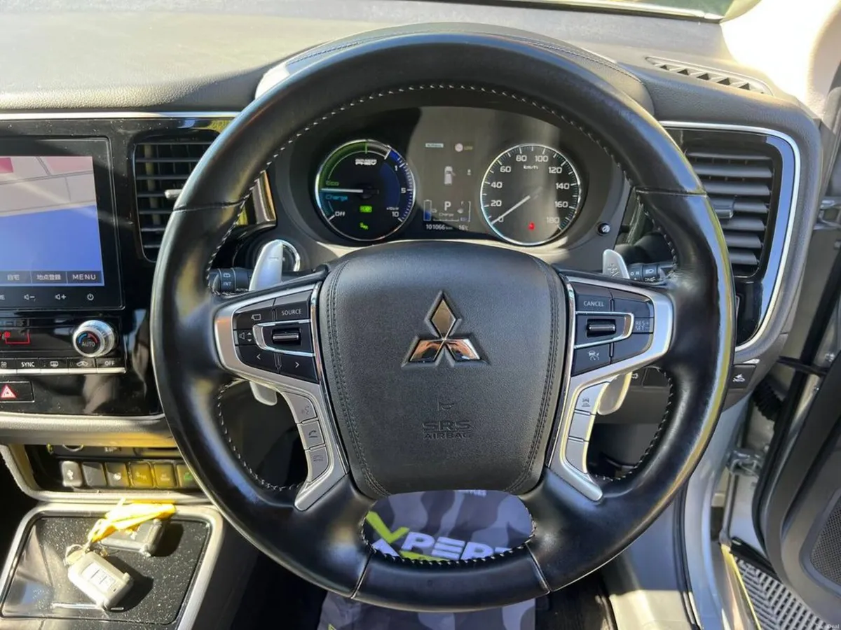 Mitsubishi Outlander 2.4 PLUG-IN HYBRID AUTO // LE - Image 4