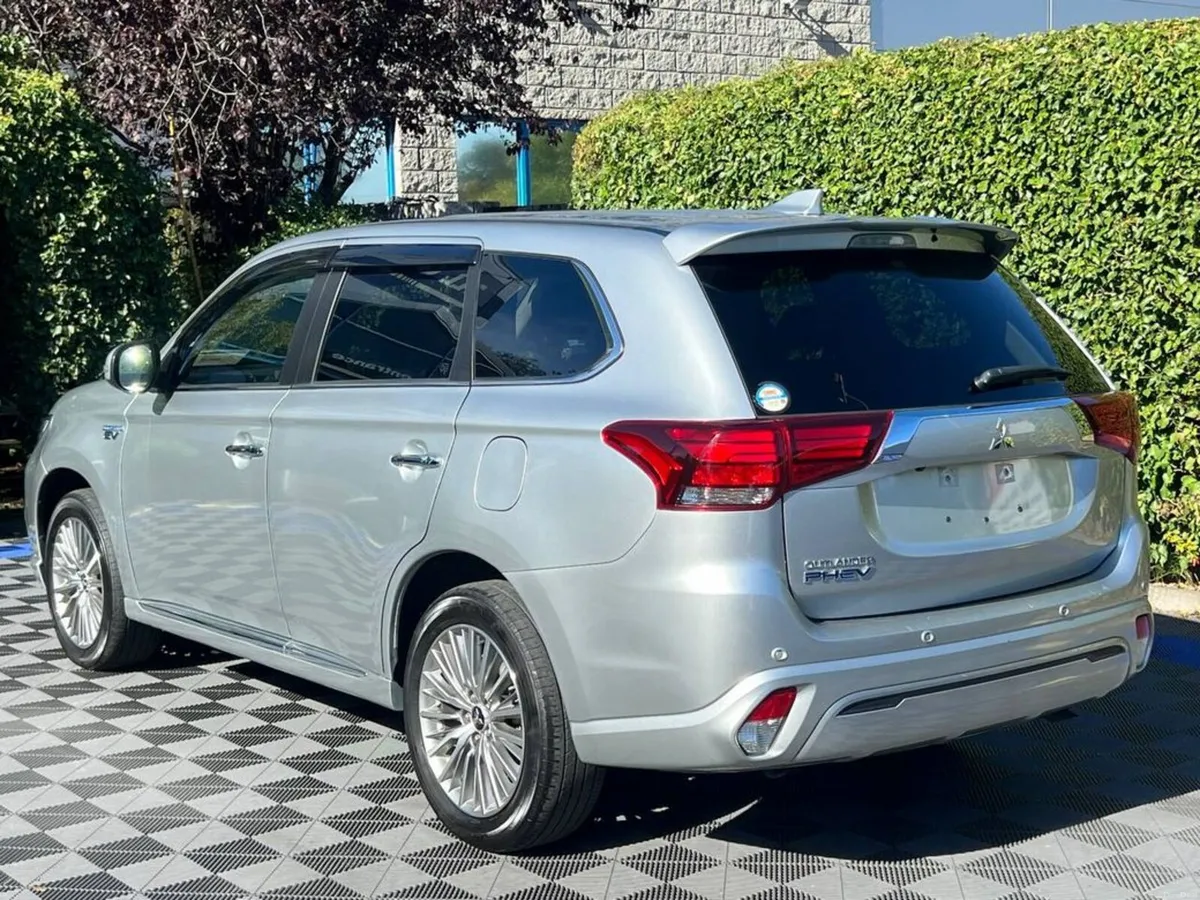 Mitsubishi Outlander 2.4 PLUG-IN HYBRID AUTO // LE - Image 5