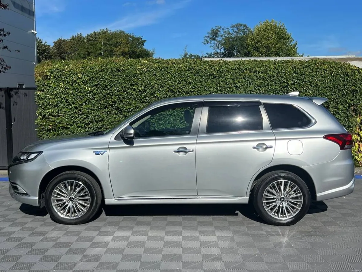 Mitsubishi Outlander 2.4 PLUG-IN HYBRID AUTO // LE - Image 3