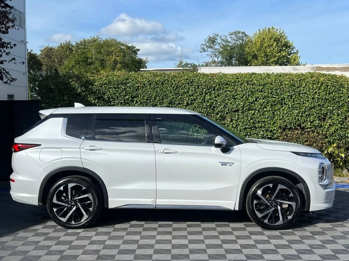 Mitsubishi Outlander 7-SEATER 2.4 HYBRID AUTO // B - Image 2