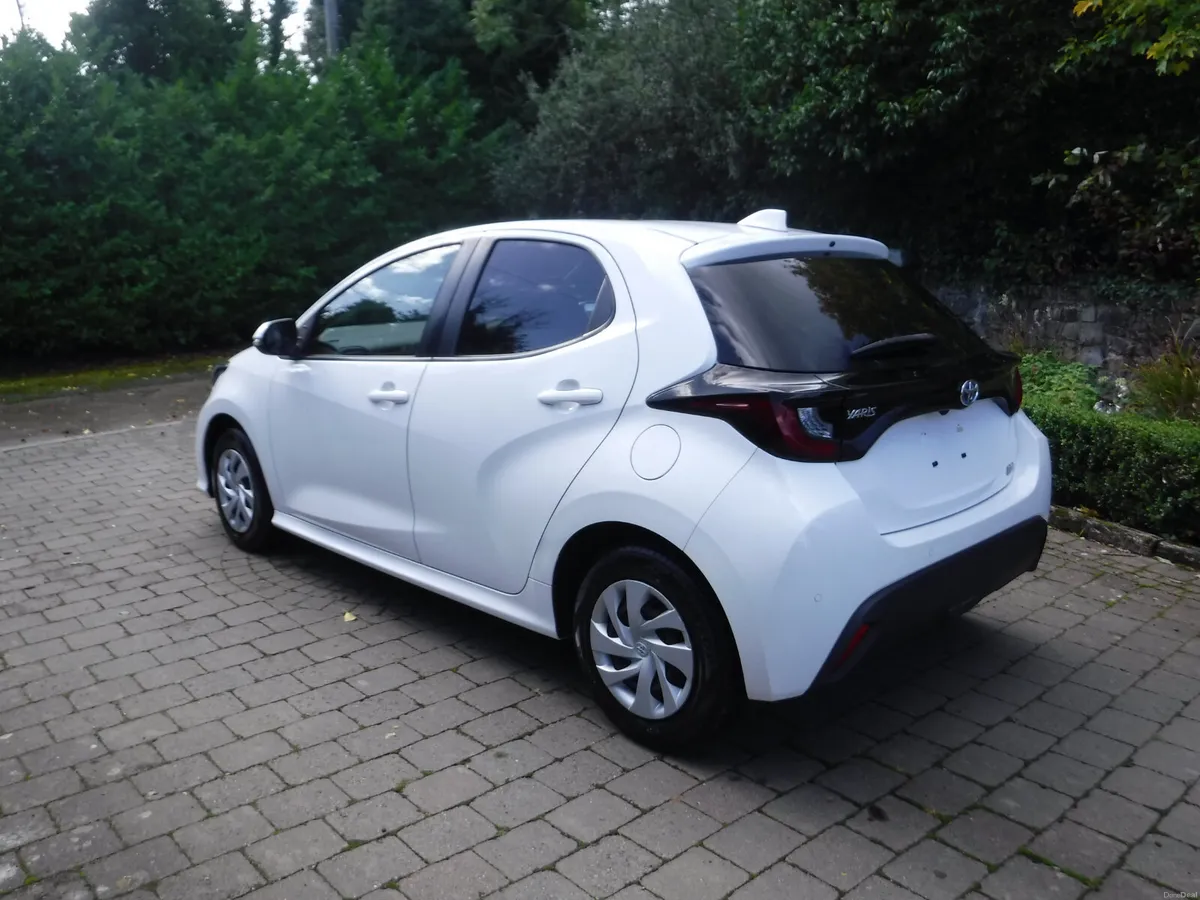 Toyota Yaris 1.5 Auto Hybrid Android + Carplay - Image 4