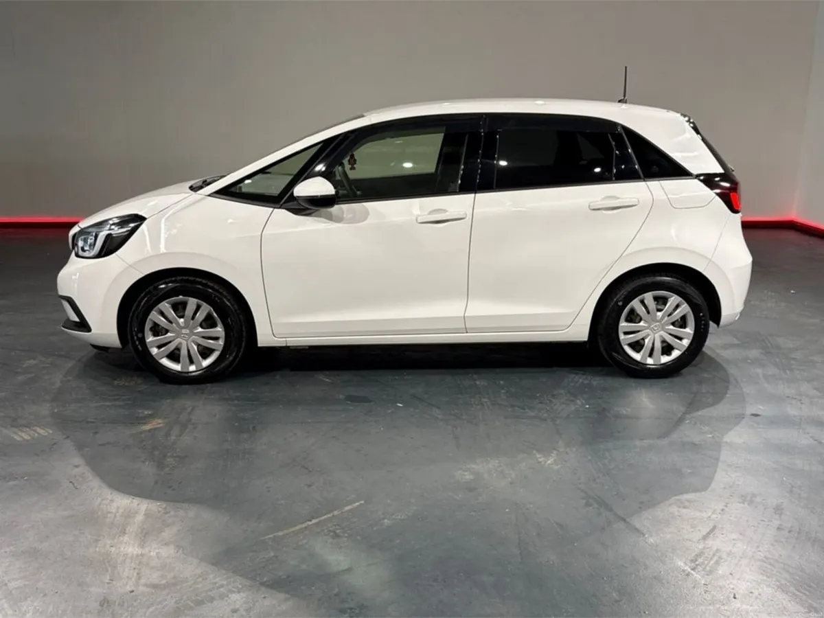Honda Fit 1.5 HYBRID - AUTOMATIC - REVERSE CAMERA - Image 6