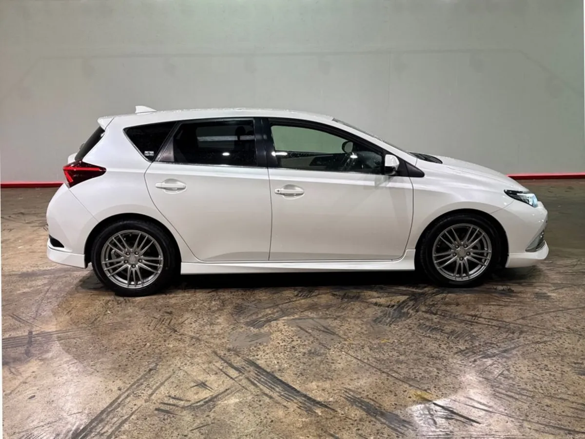 Toyota Auris 1.8 HYBRID G PACKAGE - FACTORY ALLOYS - Image 2