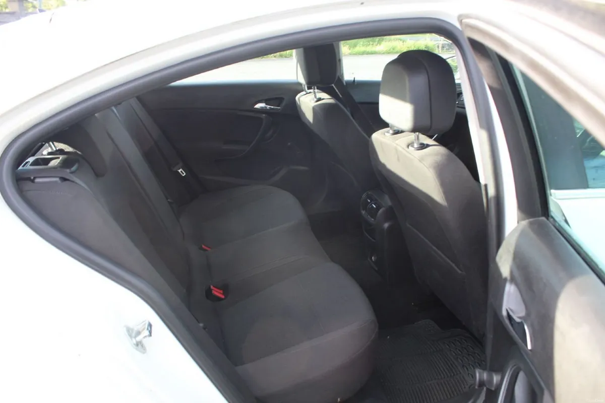 142 Vauxhall Insignia 2.0L CDTI ECOFLEX DESI - Image 6