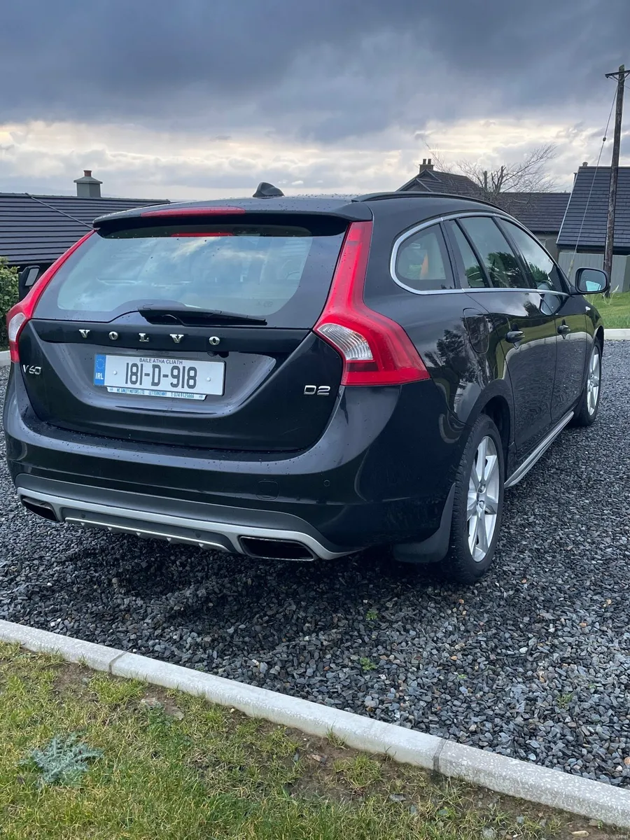 Volvo V60 D2SE Auto Geartronic Black metallic 2018 - Image 4