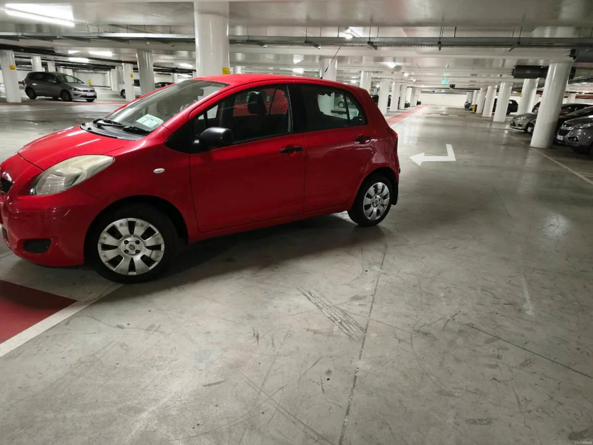 Toyota Yaris very low km - Image 3
