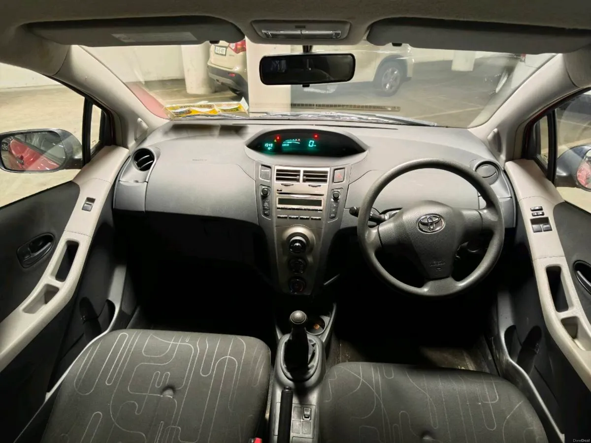 Toyota Yaris very low km - Image 6