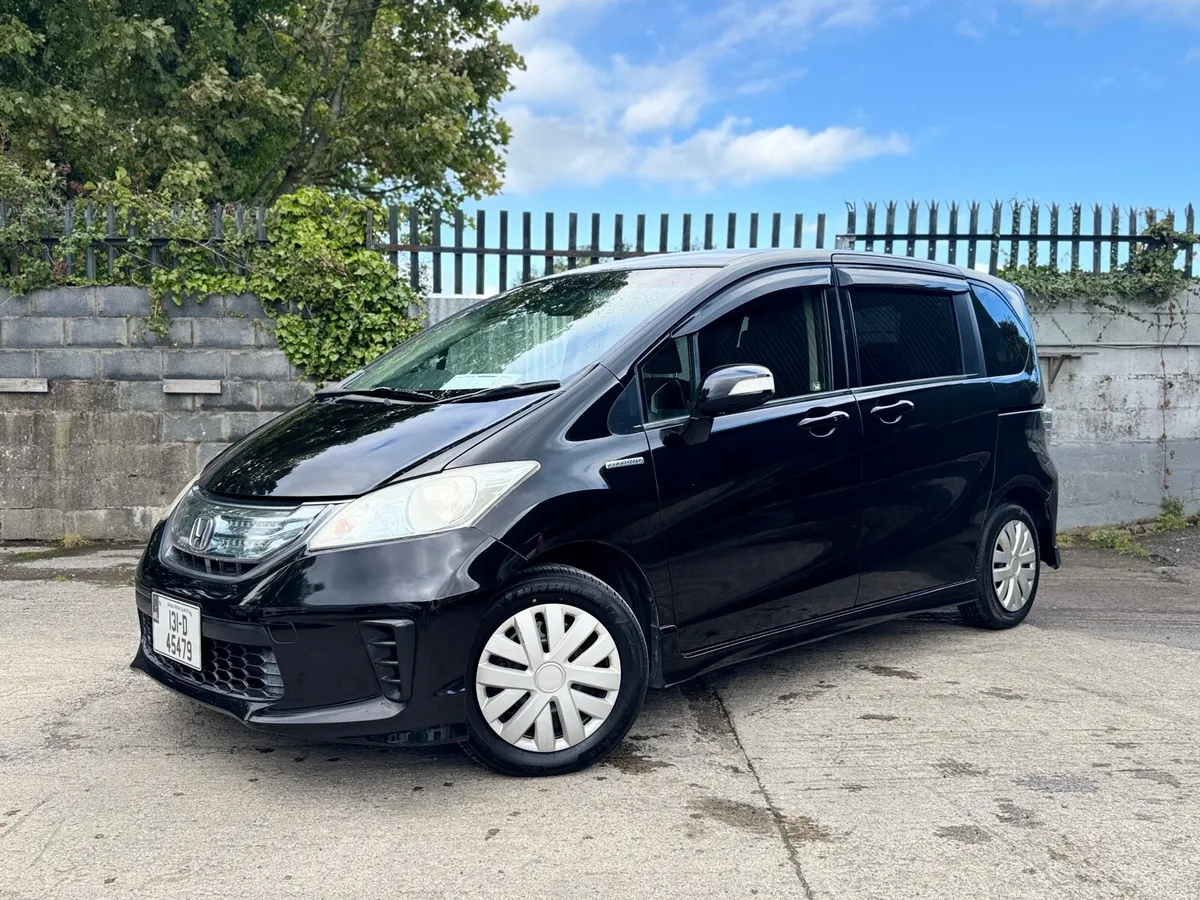 2013 HONDA FREED. LOW MILEAGE. 7 SEATS. NEW NCT. - Image 3