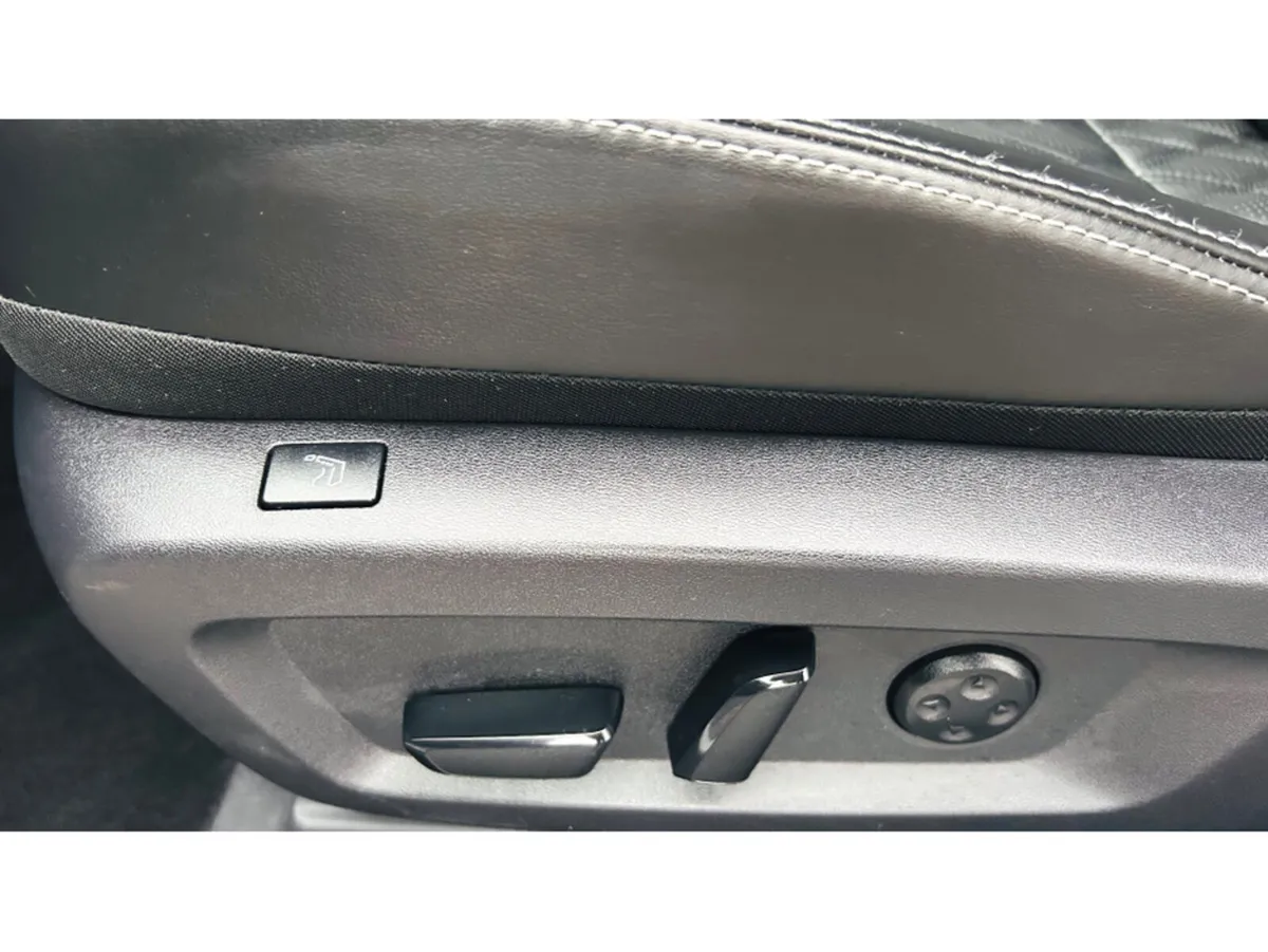 Nissan Qashqai FULL LEATHER HEATED SEATS LOW MILEA - Image 5