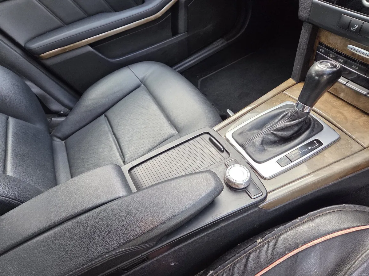 mercedes 220d lots of money spent car is like new - Image 5