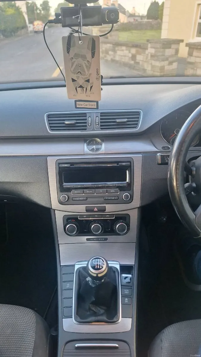 VOLKSWAGAN Passat - Image 2