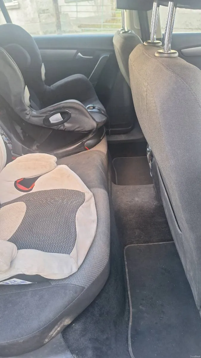 VOLKSWAGAN Passat - Image 4