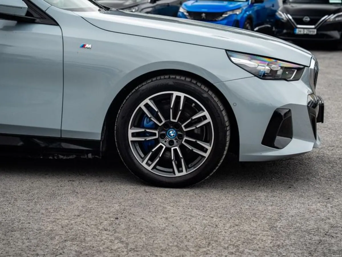 BMW i5 EDRIVE40 M SPORT - Image 6