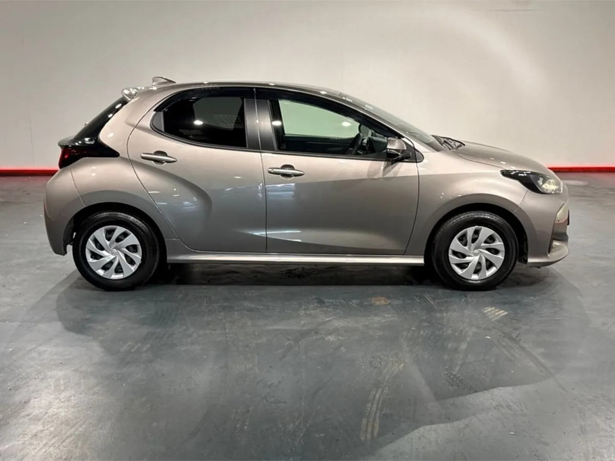 Toyota Yaris 1.5 HYBRID AUTOMATIC - PUSH BUTTON ST - Image 2