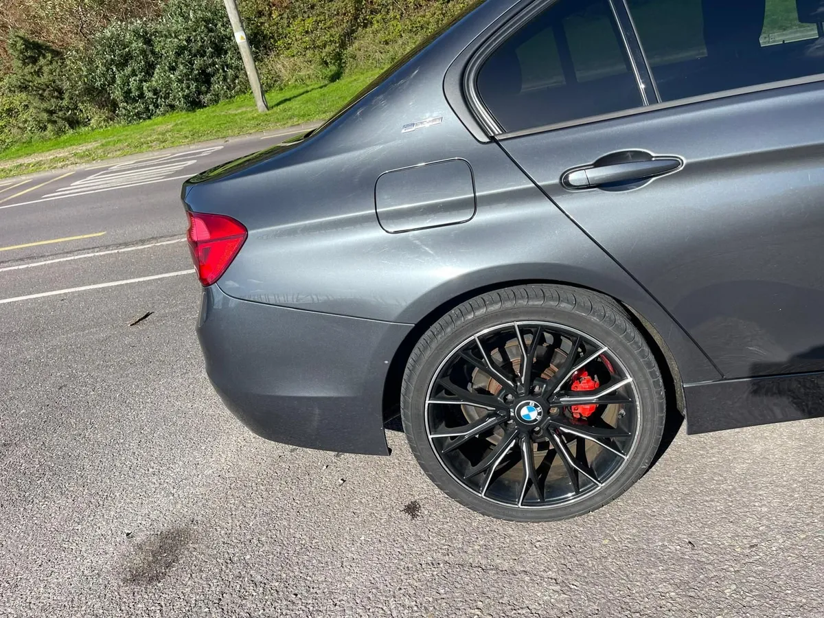 BMW 3-Series 2018 - Image 2