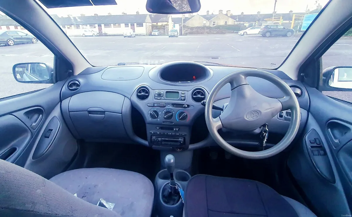 Toyota Yaris 2001 - Image 6