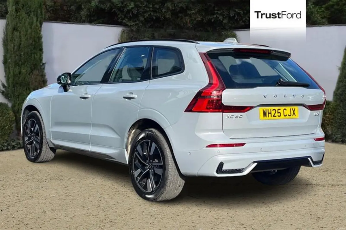 Volvo XC60 2.0 B5P Plus Dark 5dr AWD Geartronic - Image 2
