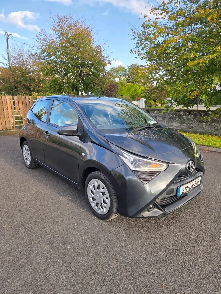 221 Toyota Aygo 1.0 Vvti X-play - Image 1