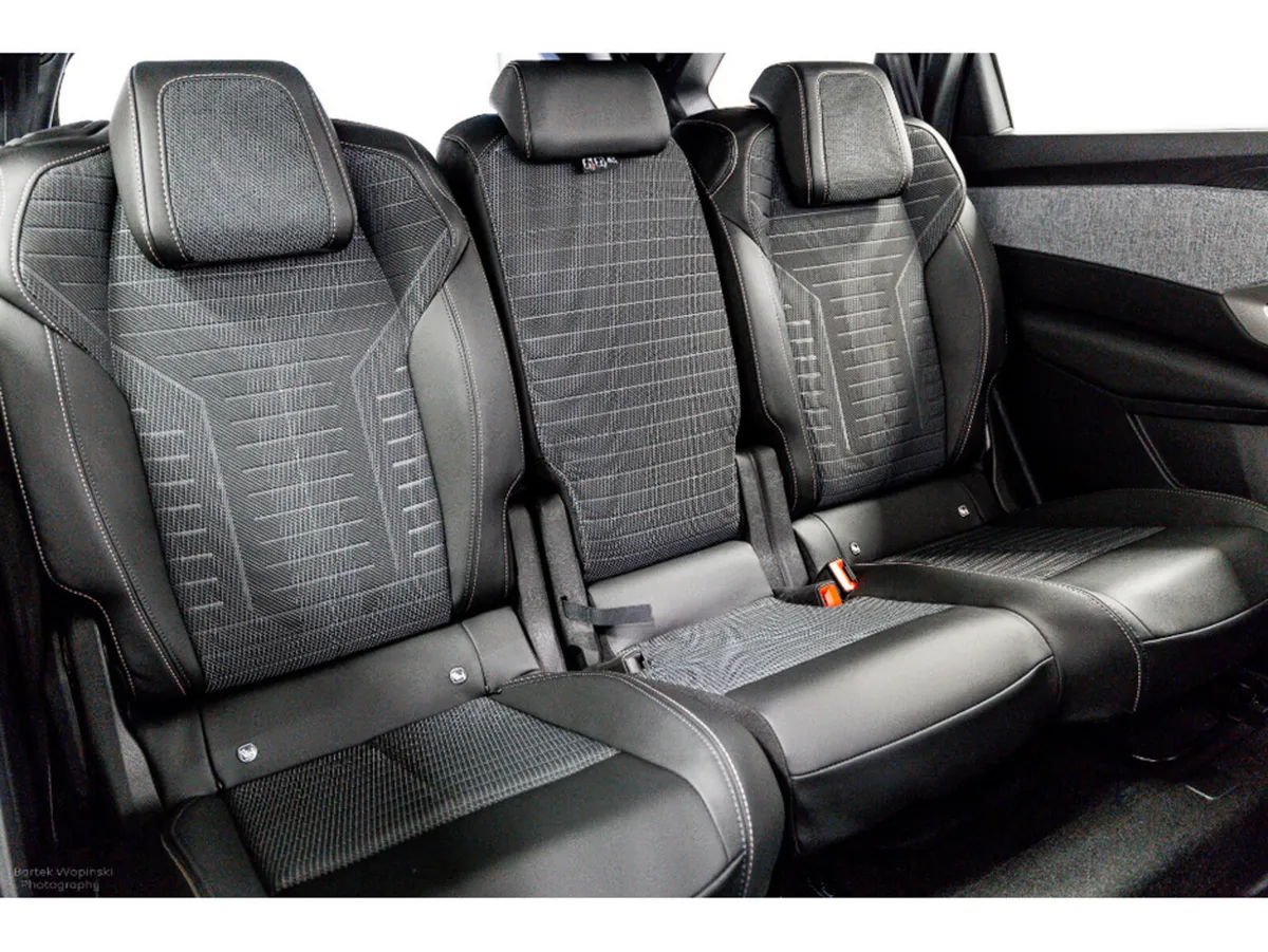 Peugeot 5008 Allure 1.2 Hybrid Auto 145HP - Image 4