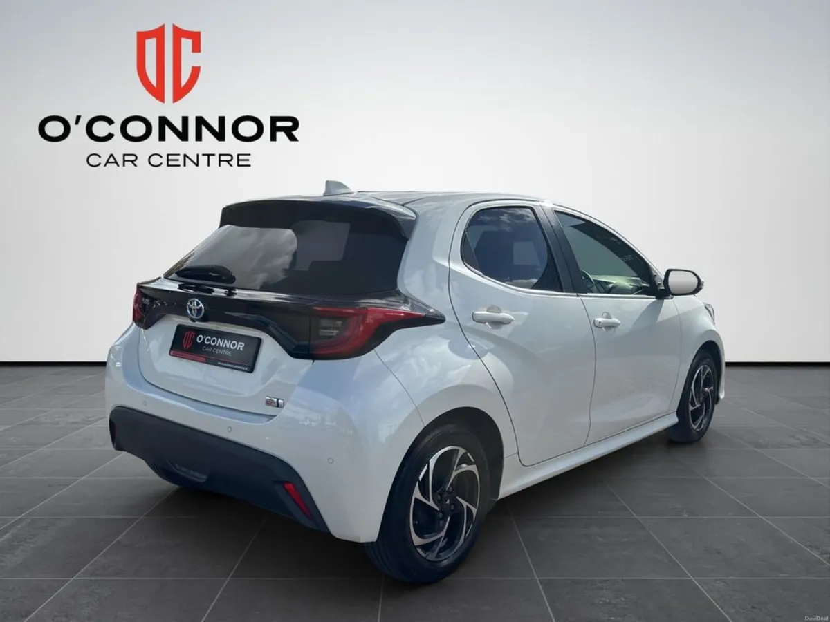 Toyota Yaris Clean in white, clever on fuel and To - Image 6
