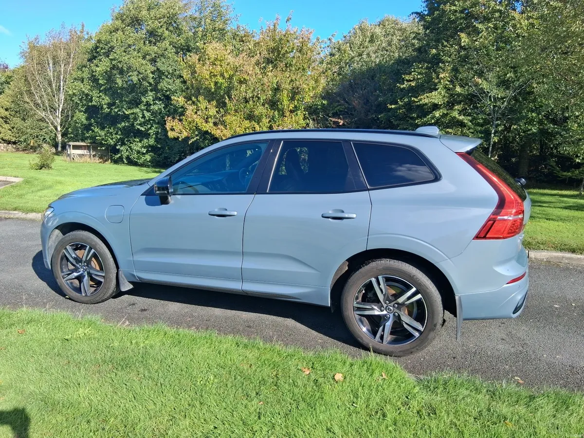 Volvo XC60 T6 PHEV R, AWD, Auto, Pan Roof - Image 3