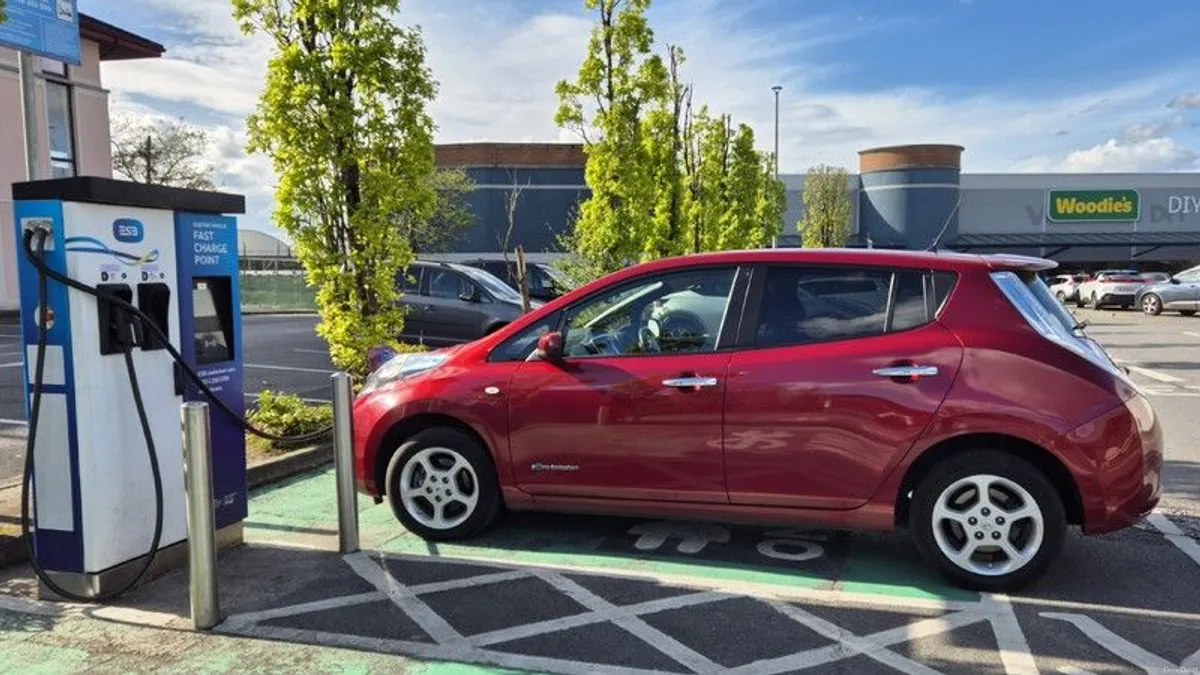 2017 Nissan Leaf - Image 3