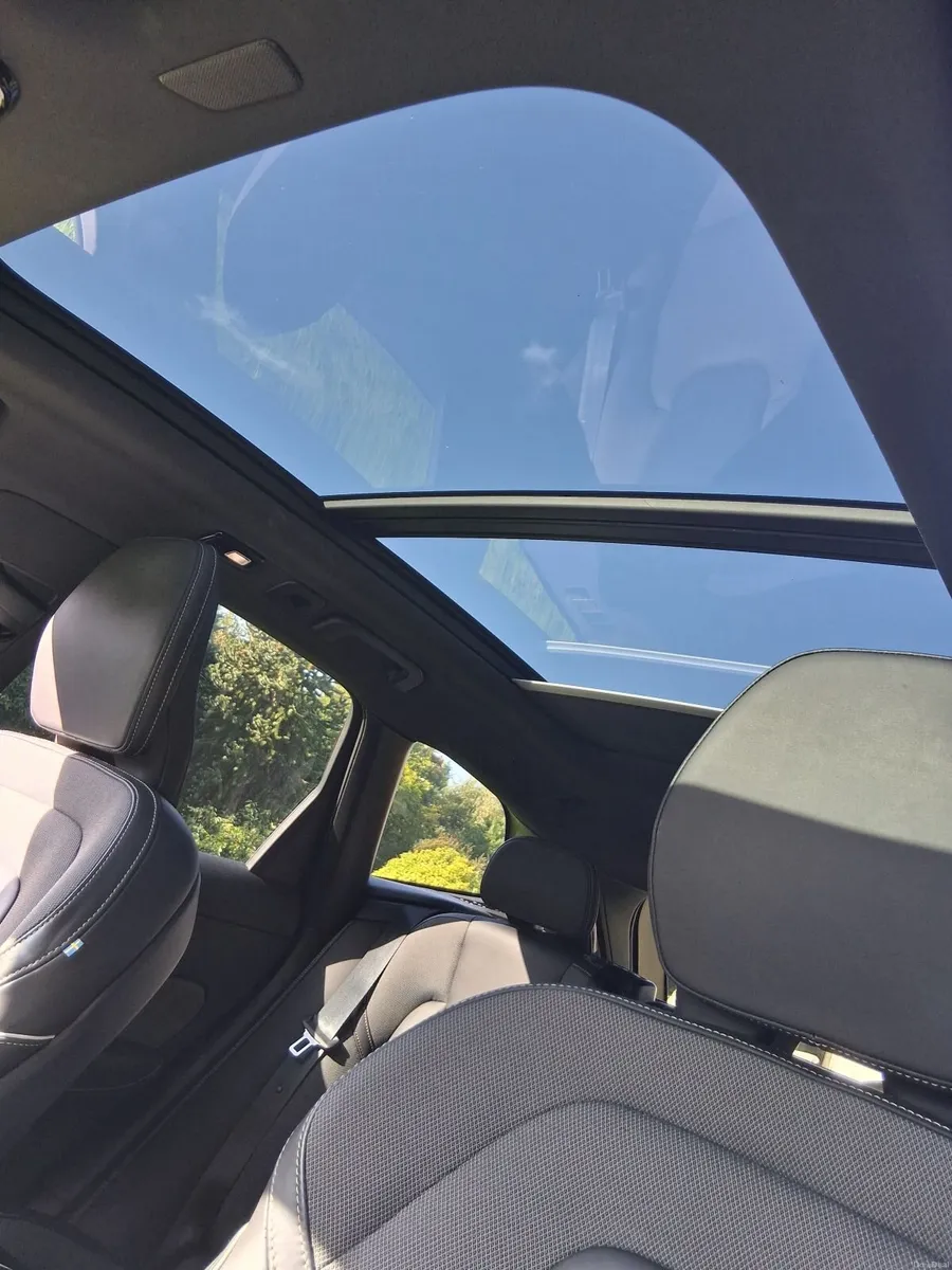 Volvo XC60 T6 PHEV R, AWD, Auto, Pan Roof - Image 6