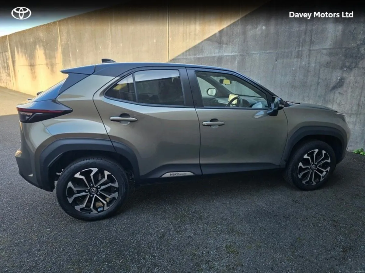 Toyota Yaris Cross CROSS LUNA SPORT 4DR AUTO - Image 3