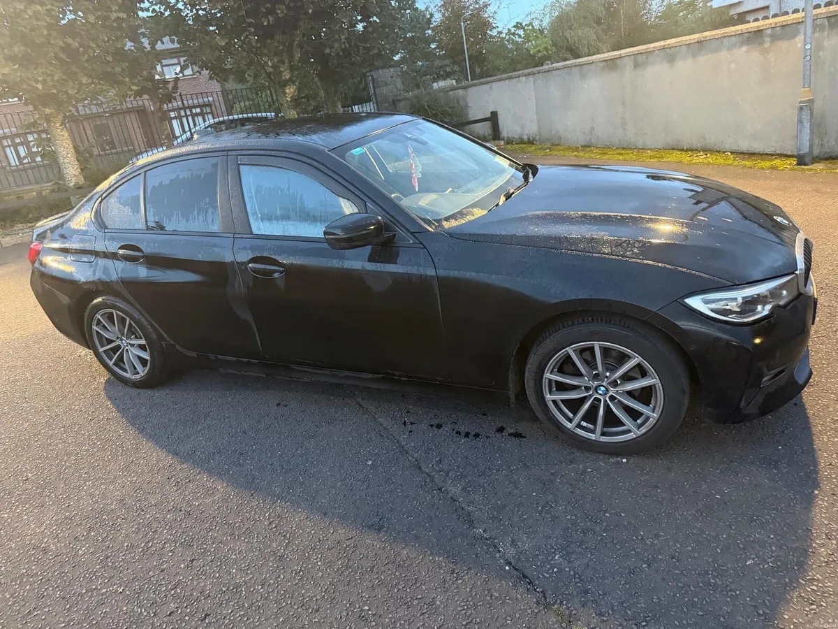 BMW 3-Series 2019 - Image 2