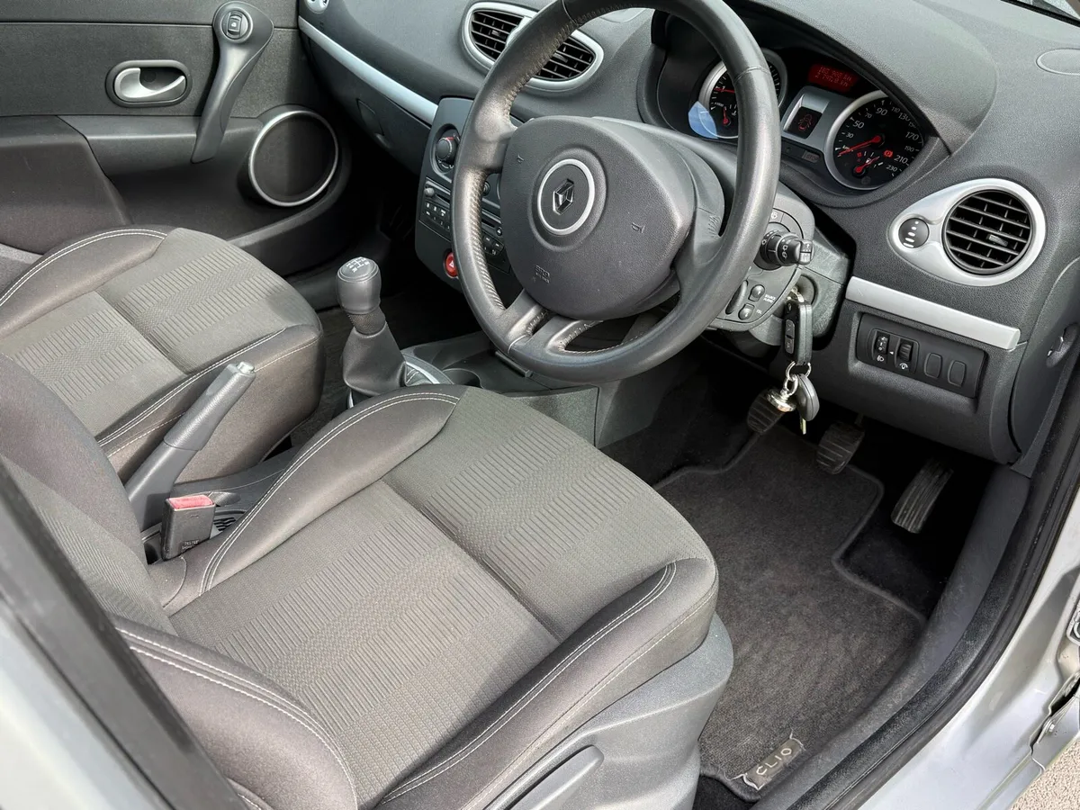 2010 Renault Clio 1.1 petrol NCT 01/27 Tax 10/26 - Image 6