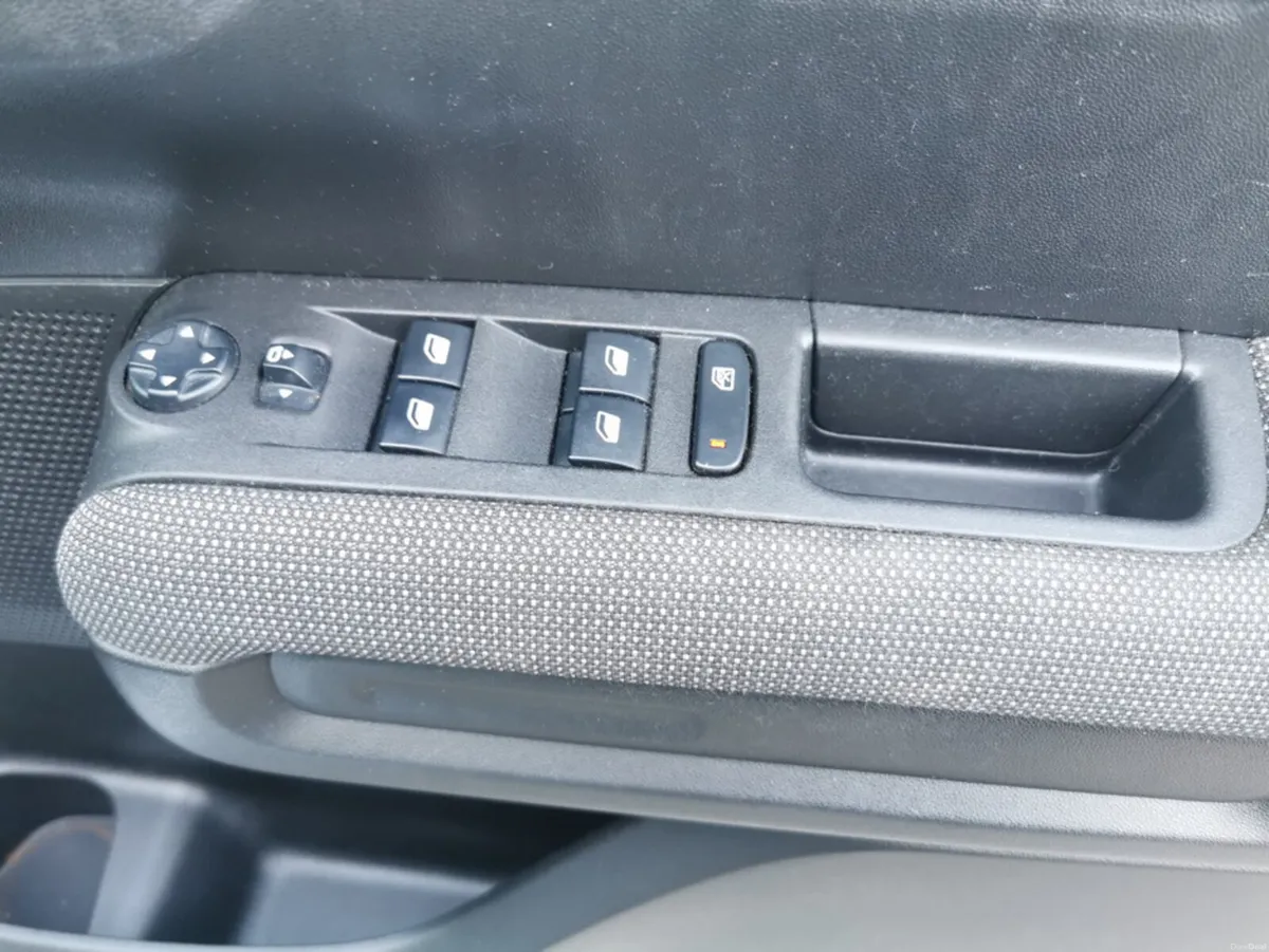 Citroen C3 Aircross FEEL PURETECH 82 4 4DR - Image 2
