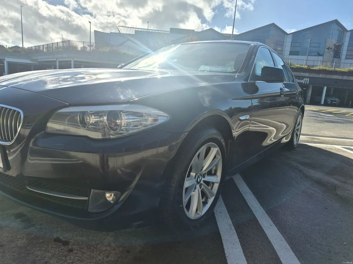 BMW 5-Series 2011 - Image 2