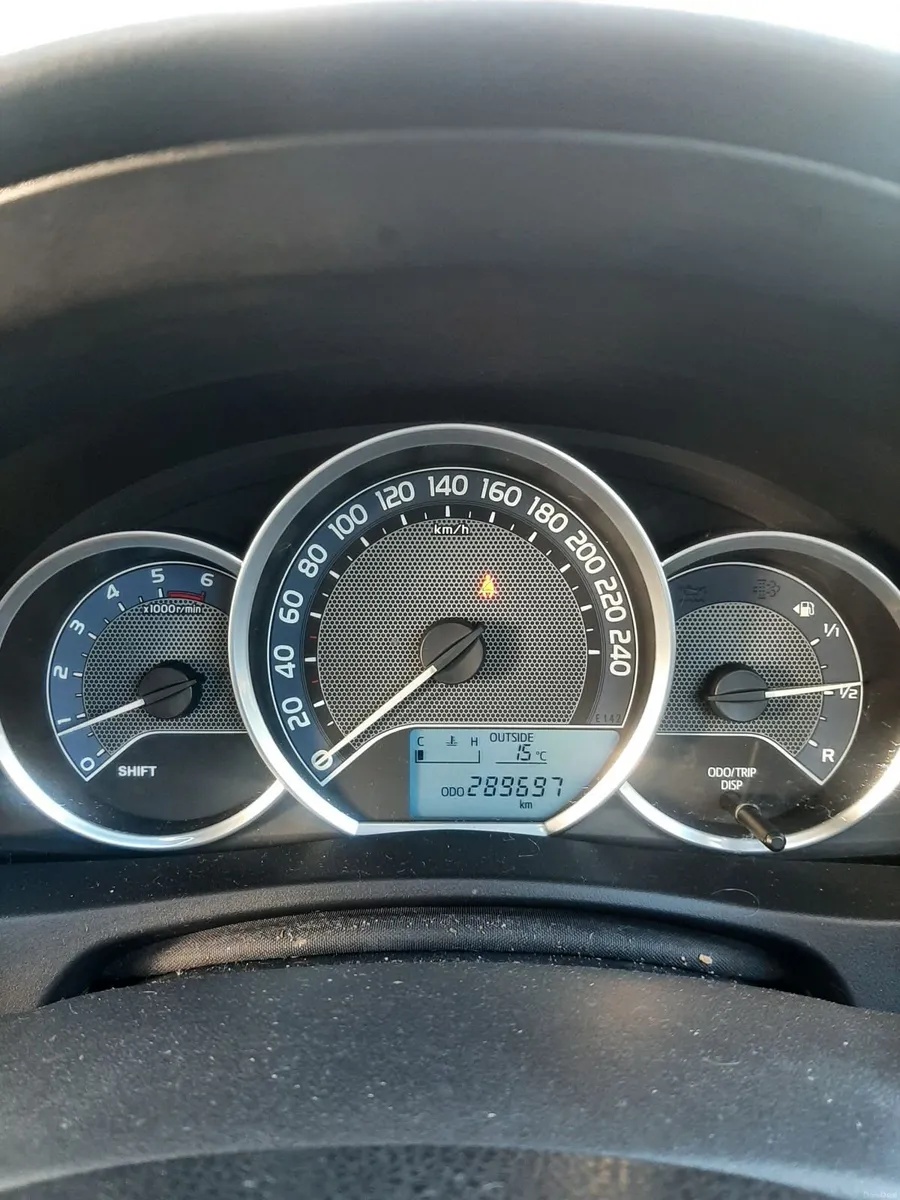 Toyota Auris 2013 - Image 2