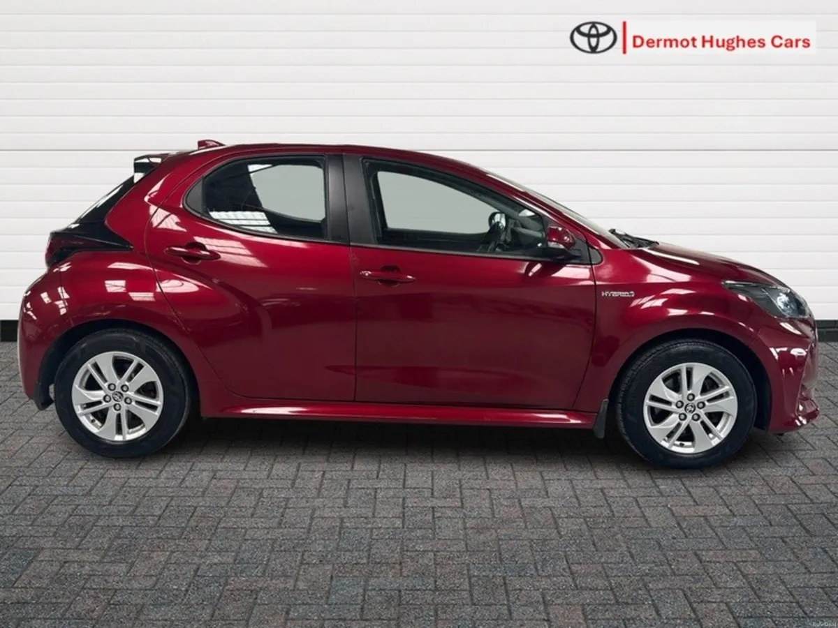 Toyota Yaris HYBRID LUNA AUTO - Image 3