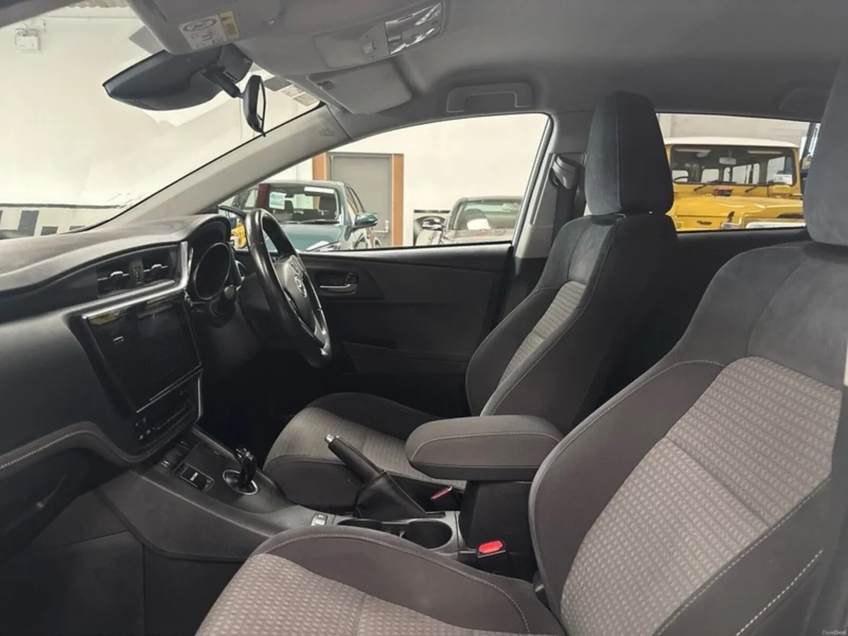Toyota Auris HYBRID LUNA SPORT AUTO - Image 6