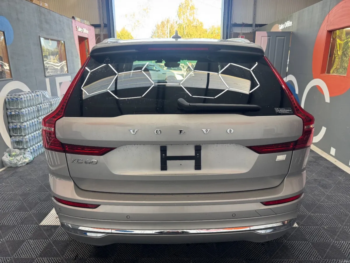 Volvo XC60 2021 VOLVO Xc60 4wd RECHARGE PLUG-IN HY - Image 4