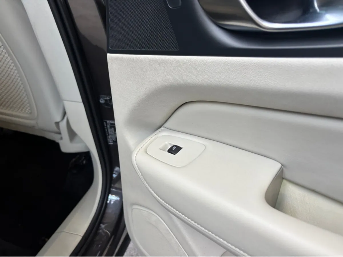 Volvo XC60 T6 PHEV PLUS DARK AWD 5DR AUTO - Image 6