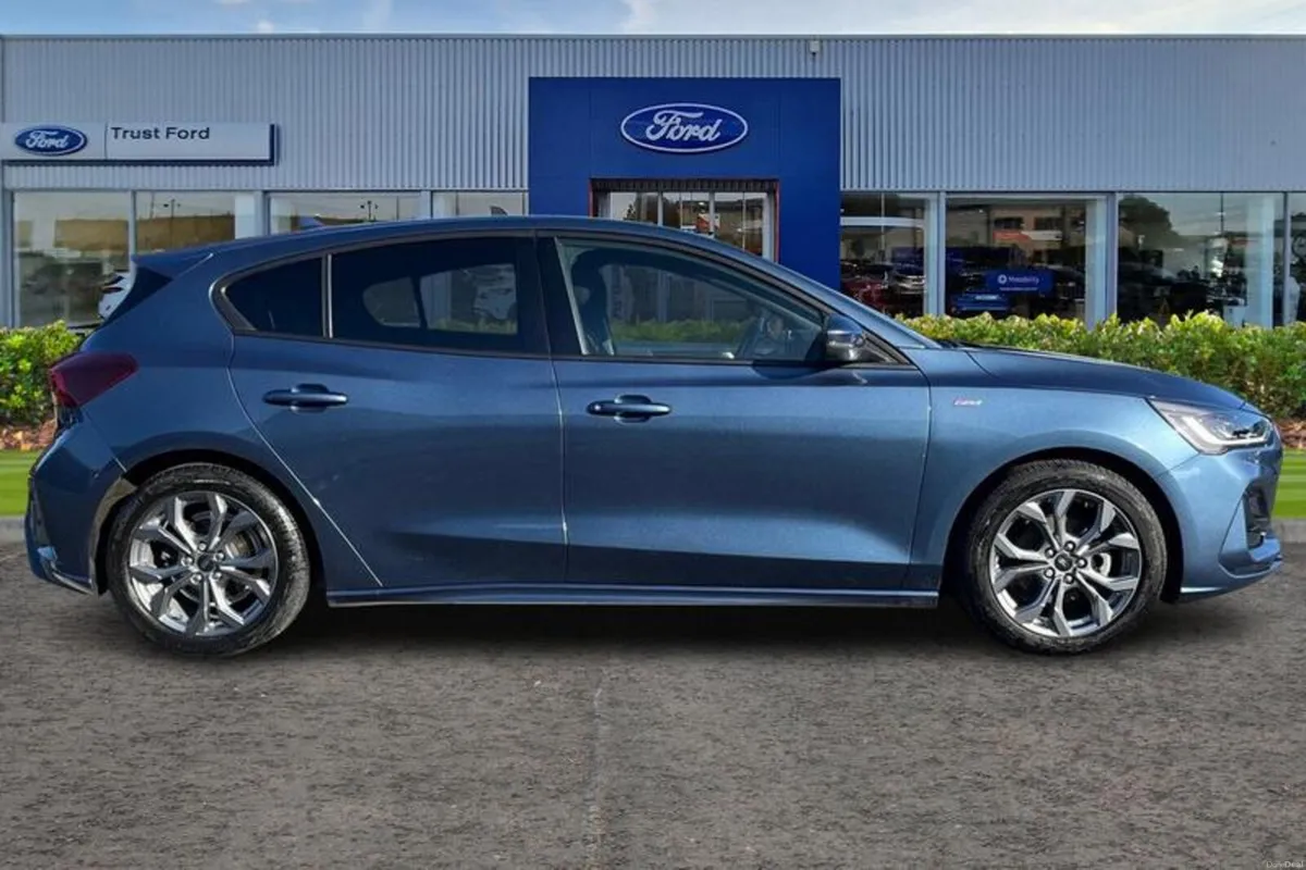 Ford Focus 1.0 EcoBoost Hybrid mHEV 155 ST-Line Ed - Image 3