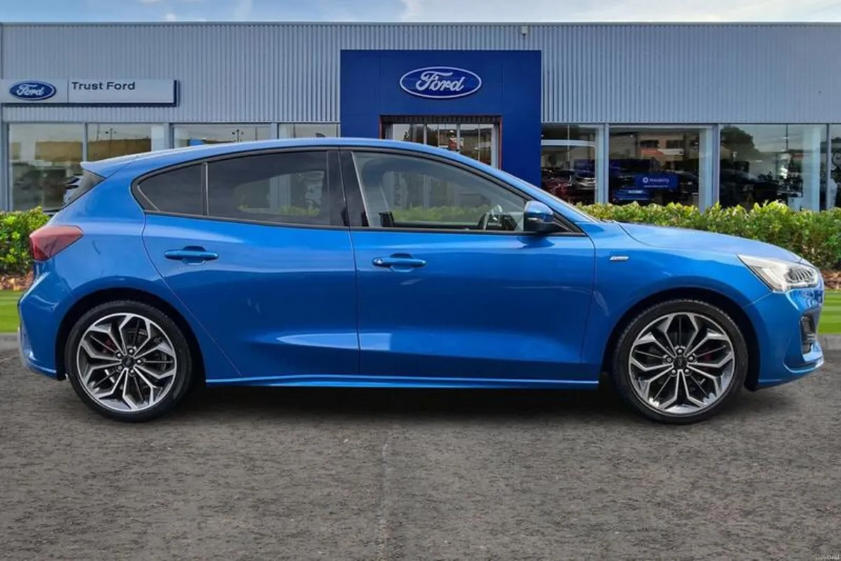 Ford Focus 1.0 EcoBoost Hybrid mHEV 155 ST-Line X - Image 3
