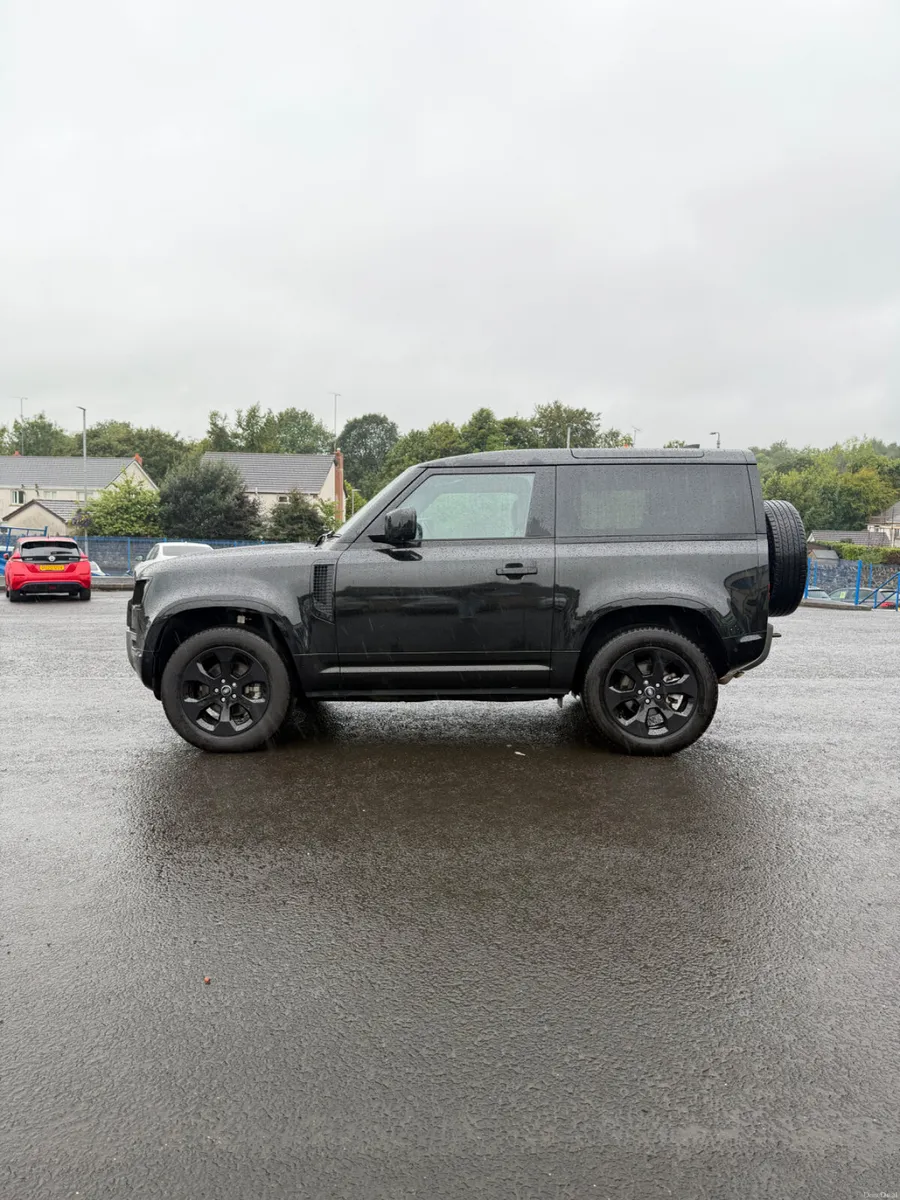 2025 Land Rover Defender 3.0 D250 X-Dynamic HSE - Image 4