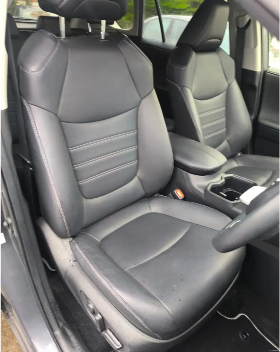 211 Toyota RAV4 HYBRID AWD. - Image 2