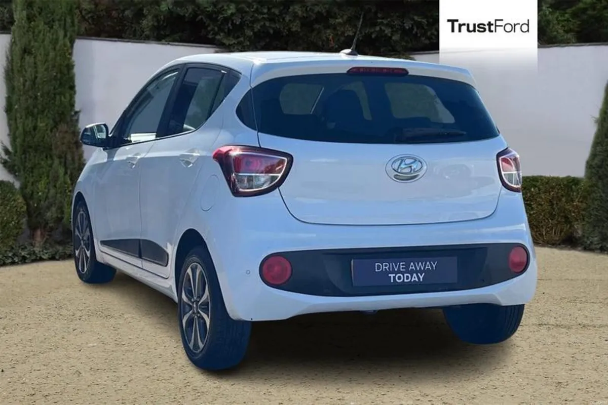 Hyundai i10 1.2 Premium SE 5dr- Heated Front Seats - Image 2