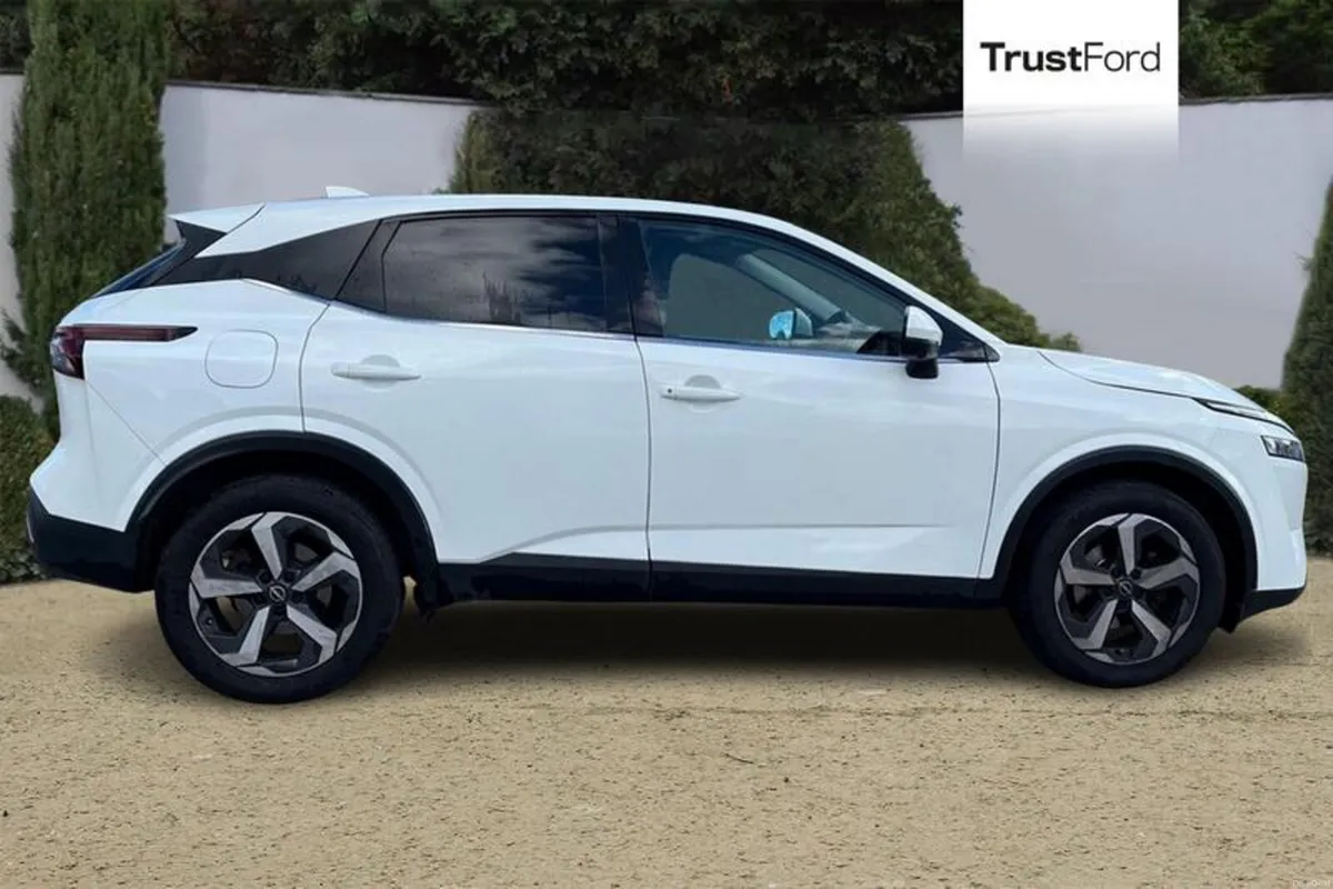Nissan Qashqai 1.3 DiG-T MH 158 N-Connecta 5dr 4WD - Image 3