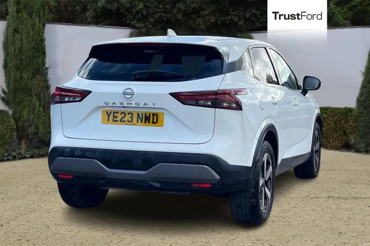 Nissan Qashqai 1.3 DiG-T MH 158 N-Connecta 5dr 4WD - Image 4