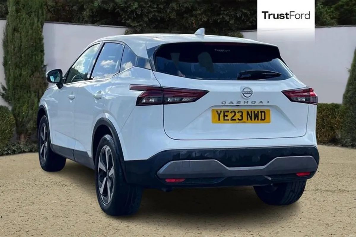 Nissan Qashqai 1.3 DiG-T MH 158 N-Connecta 5dr 4WD - Image 2