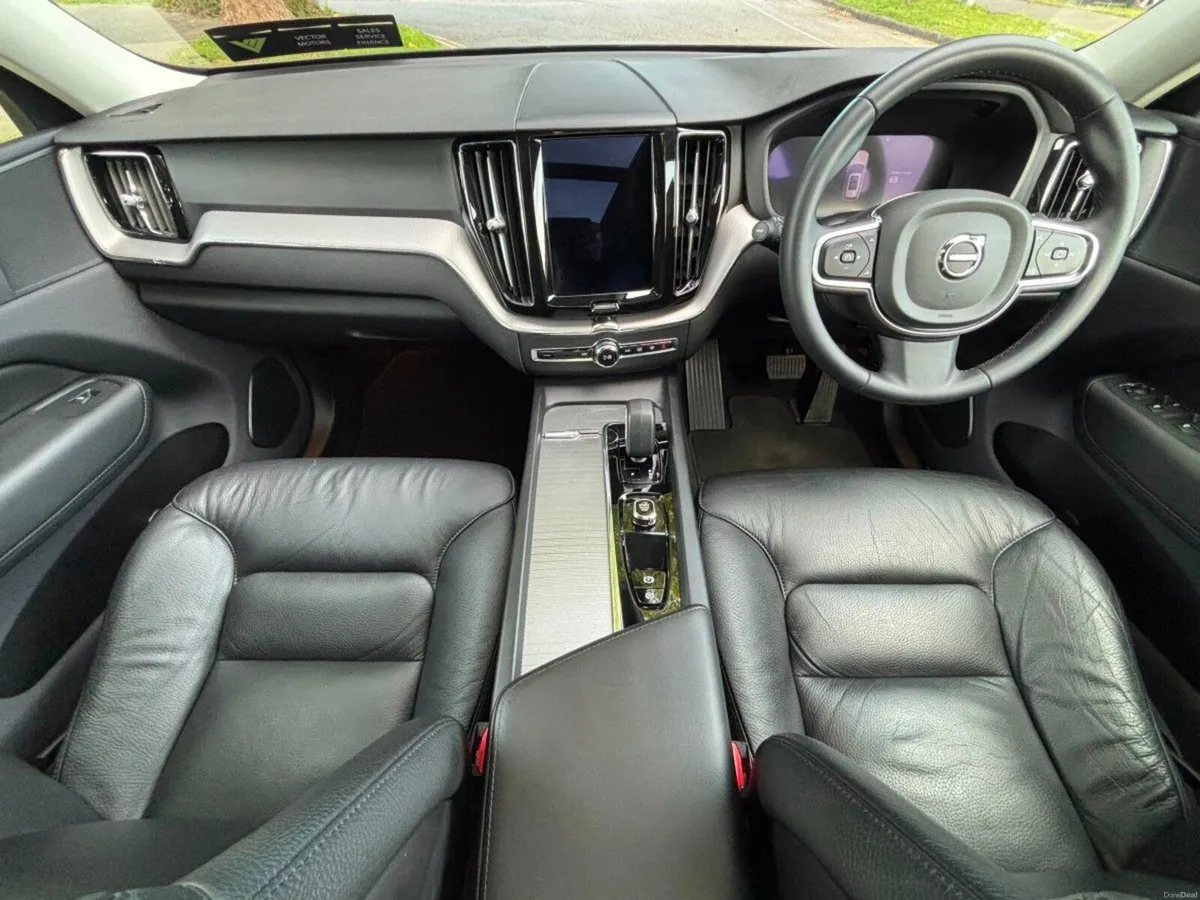 Volvo XC60 T6 Recharge AWD PHEV PAN ROOF - Image 2