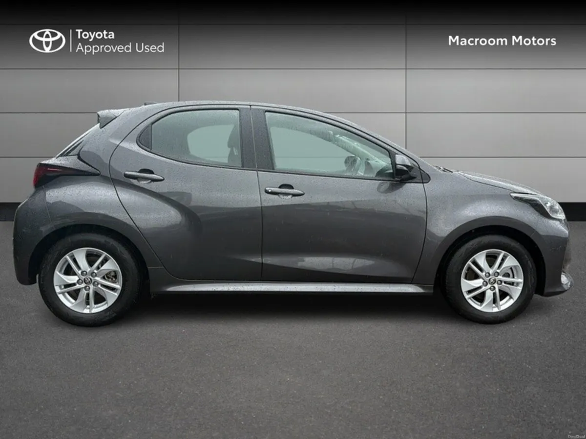 Toyota Yaris YARIS HYBRID 1.5 LUNA - Image 3